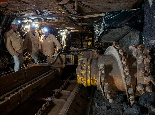 Drei Bergleute arbeiten im Streb